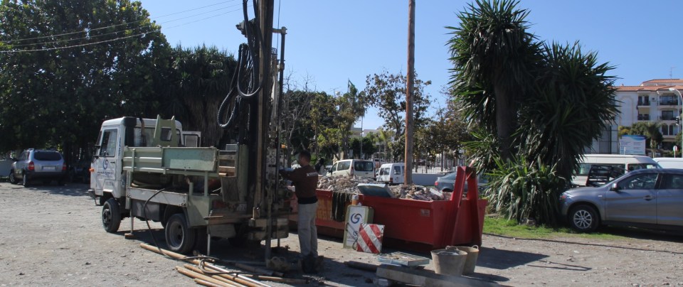 Trabajos  geológicos, de estudio del subsuelo, en el solar donde irá ubicado el parque de bomberos de Almuñécar