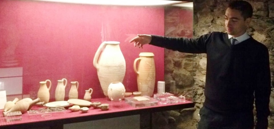 Vasos de alabastro y otros elementos expuestos en el museo arqueológico municipal