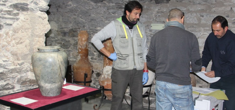 ACTO ENTREGA VASO APOFIS A ARQUEOLOGOS MUNICIPALES DE ALMUÑECAR 2