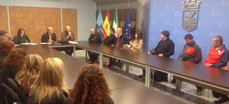 El concejal de Medio Ambiente y Playas, Luis Aragón, presenta a los empresarios adjudicatarios el nuevo reglamento de las playas sexitanas El concejal de Medio Ambiente y Playas, Luis Aragón, presenta a los empresarios adjudicatarios el nuevo reglamento de las playas sexitanas