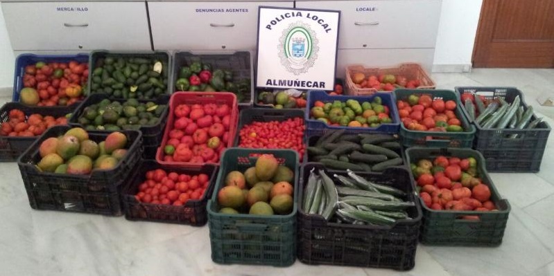La Policía Local de Almuñécar decomisa 250 kilos de frutas y verduras en el rastrillo semanal
