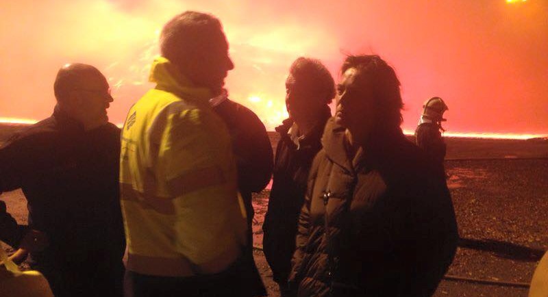 Luisa García Chamorro, alcaldesa de Motril, habla con Francisco J. Álvarez de la Chica,  presidente de la Autoridad Portuaria. Supervisando y pendientes de los trabajos de extinción del incendio