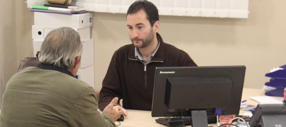 JOAQUIN DÍAZ ATENDIENDO VECINO EN OMIC ALMUÑECAR 2