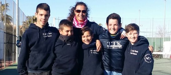 LORENA MONTES CON SUS  TENISTAS DEL COSTA TROPICAL 2