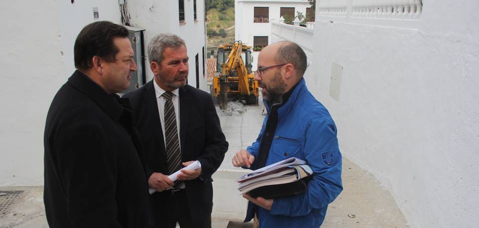 Pie de foto. Izda-Dcha: El gerente de Aguas y Servicios, Manuel Ruiz Espejo, el presidente de la Mancomunidad de la Costa Tropical, José García Fuentes y el jefe de obra Alberto Palacios