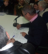 El candidato a la alcaldía por el PA, Juan Carlos Benavides, firma el “Manifiesto en defensa del mercado municipal”