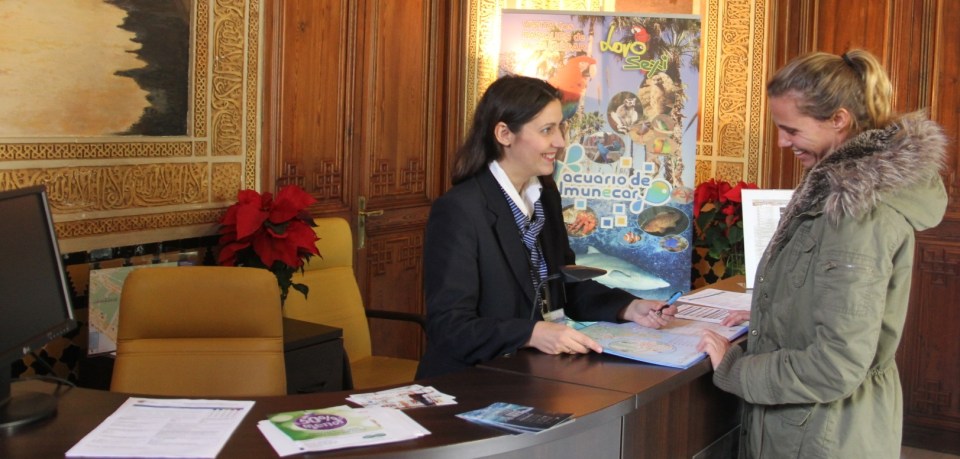 Las oficinas de turismo de Almuñécar consiguen récord de visitantes en 2014
