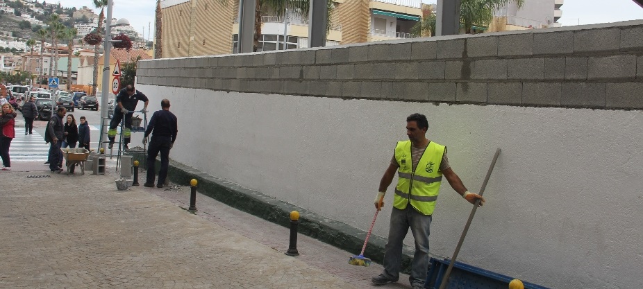 OPERARIOS MUNICIPALES EN TRABAJOS DE REALCE MURO PATIO CP VIRGEN ANTIGUA 15