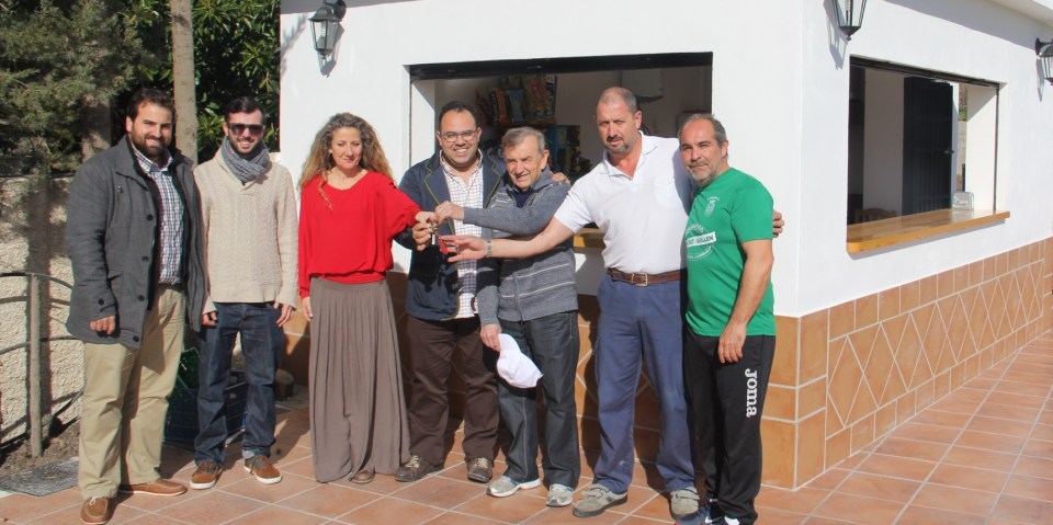 Entrega simbólica de llaves del nuevo quiosco-bar en el campo de fútbol "Las Tejas" de La Herradura