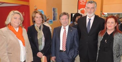 La alcaldesa de Almuñécar, Trinidad Herrera, junto a la alcaldesa de Motril, Luisa García Chamorro, el presidente de la Federación Andaluza de Empresarios de Playas y el presidente de la Asociación de Chiringuitos de la Costa Tropical, Francisco Trujillo, y la concejal de Turismo de Salobreña, Mª Eugenia Rufino, en la VI edición de la Expoasamblea de la asociación de Chiringuitos de la Costa Tropical