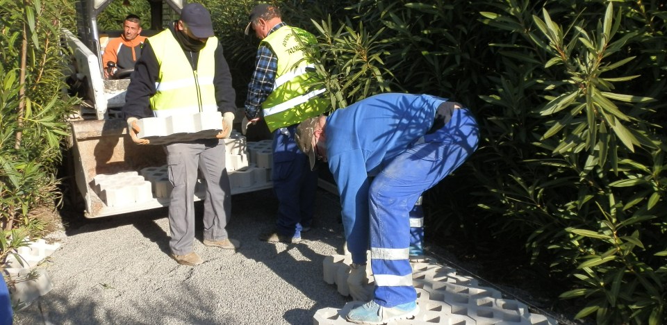 El Ayuntamiento de Almuñécar mejora el parque Mediterráneo con la instalación de un pavimento ecológico