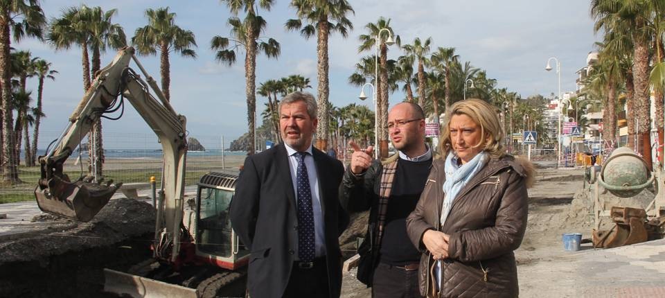 Foto: Miembro de la dirección de obra, explica a la alcaldesa, Trinidad Herrera y al presidente de la Mancomunidad de la Costa Tropical, José García Fuentes, los pormenores de la actuación