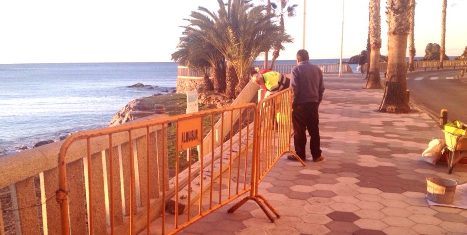 Trabajadores del Ayuntamiento de Almuñécar reparan la balaustrada del paseo Prieto Moreno