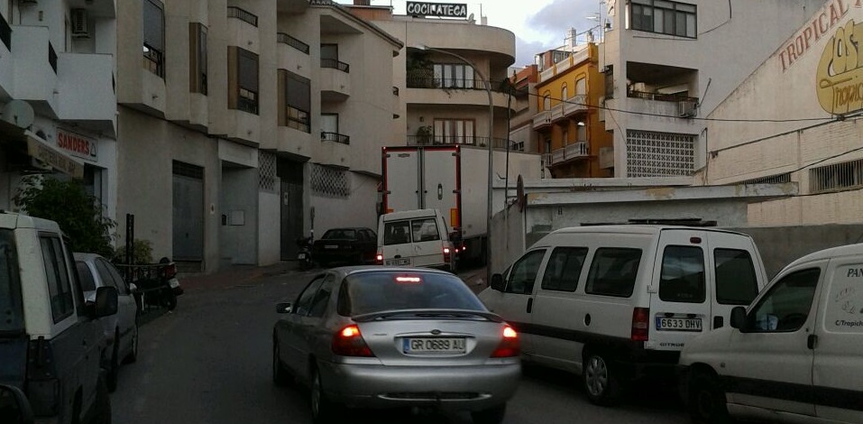Calle Molvízar, en el barrio de San Sebastián de Almuñécar, colapsada por el tráfico de vehículos pesados