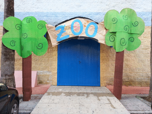 Pabellón cubierto de La Carrera ambientado con la temática elegida este año del ZOO