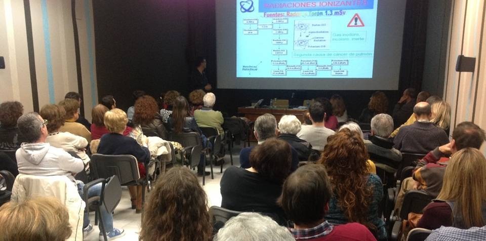 La conferencia sobre “Contaminación Electromagnética y Radioactiva” despertó gran interés entre el público de Almuñécar Gran interés de los almuñequeros por la temática de la conferencia 2