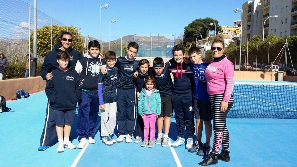 Jugadores del CT Costa Tropical Almuñécar junto a sus monitoras