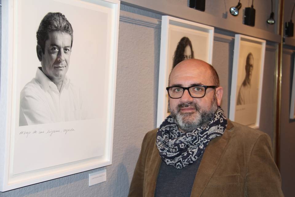 Joaquín Puga en la Casa de la Cultura de Almuñécar junto a una de sus fotografías