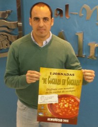 José Manuel Fernández Medina, concejal de Comercio del Ayuntamiento de Almuñécar, presenta la campaña para dinamizar la hostelería local "De cuchara en cuchara"