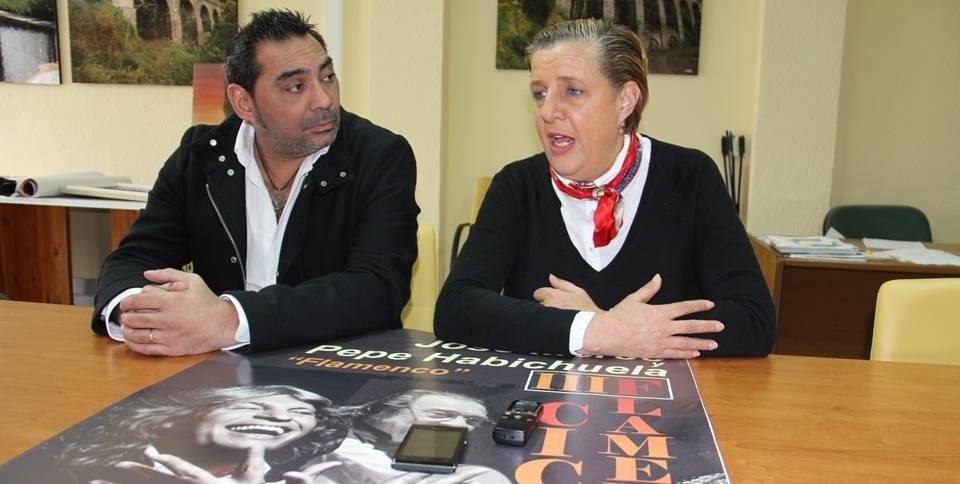 JOSE LUIS CARMONA Y OLGA RUANO PRESENTANDO III CICLO FLAMENCO ALMUÑECAR 2