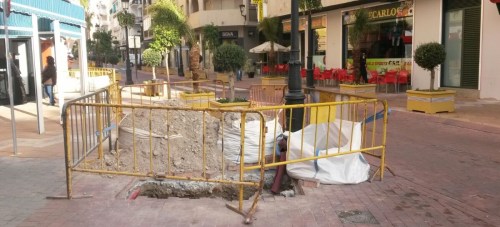 Los empresarios de la AECSALH denuncian que se levante la Avenida de Andalucía a pocos días de pavimentarla Los empresarios de la AECSALH denuncian que se levante la Avenida de Andalucía a pocos días de pavimentarla