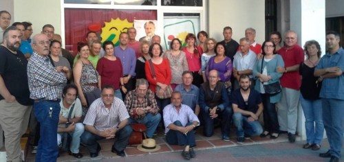 Militantes frente a la sede de IU Almuñécar