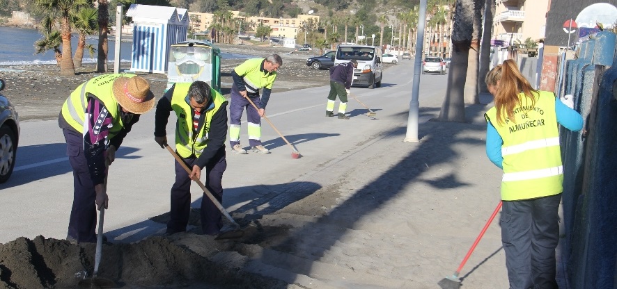 OPERARIOS MUNICPALES RETIRAN ARENA DE LA ACERA EN LA HERRRADURA 2