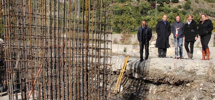 El presidente de la Diputación de Granada, Sebastián Pérez, y el alcalde de Otívar, Francisco Robles, visitando las obras del puente