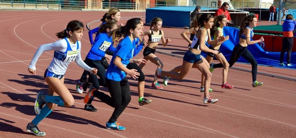 Atletas en una prueba de velocidad en el complejo deportivo Núñez Blanca del Zaidín (Granada)