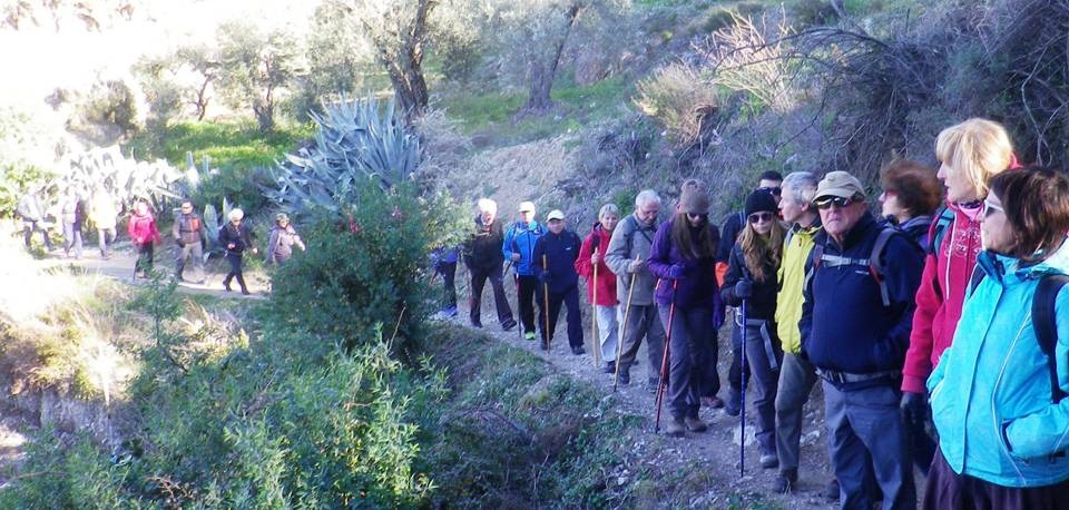 Senderistas de Almuñécar recorrieron la Axarquía más profunda hasta llegar a la localidad de Árchez
