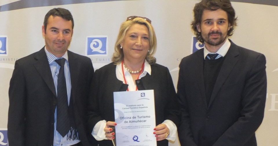 Trinidad Herrera junto a Pablo Escribano (responsable Unidad Técnica Calidad Turística) y Santiago Oliva (director general)