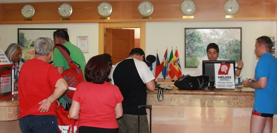 Turistas en la recepción del hotel Helios de Almuñécar
