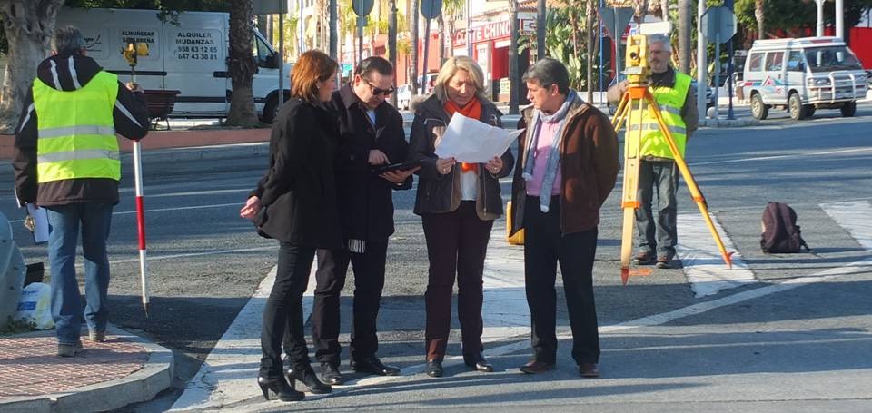 Trinidad Herrera, alcaldesa de Almuñécar, junto a responsables de Aguas y Servicios en el barrio de La Paloma en Almuñécar Trinidad Herrera, alcaldesa de Almuñécar, junto a responsables de Aguas y Servicios en el barrio de La Paloma en Almuñécar