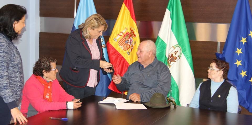 ALCALDESA ALMUÑECAR  HACE ENTREGA DE LLAVES A MAYORES 2