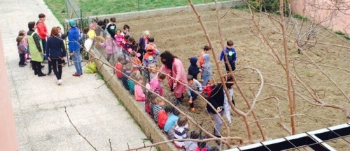 ALUMNOS Y MONITORES EN HUERTO ESCOLAR CP LA NORIA 2