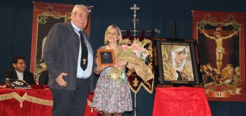 Antonio Almanza hizo entrega de una placa a la pregonera de la Semana Santa de La Herradura, Inmaculada Rubiño Sánchez ANTONIO ALMANZA HIZO ENTREGA DE UNA PLACA A LA PREGONERA 15 2