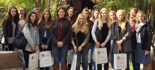 ESTUDIANTES ALEMANES Y PROFESORAS JUNTO A CONCEJALA ALMUÑECAR 15 2