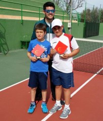 JORDI DOMÈNECH CON SU RIVAL Y TROFEOS EN MANOS 15 2