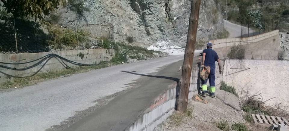 Trabajos de mejora en el vial de acceso al pago de El Cerval Alto, en La Herradura (Almuñécar)