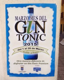 Cartel pegado en una pared anunciando el "Mes del Gin Tonic" en Almuñécar