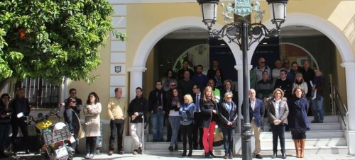 Minuto de silencio a las puerta del Consistorio sexitano por el accidente de avión en los Alpes MINUTO SILENCIO EN AYTO ALMUÑECAR POR ACCIDENTE AVIÓN 15 2