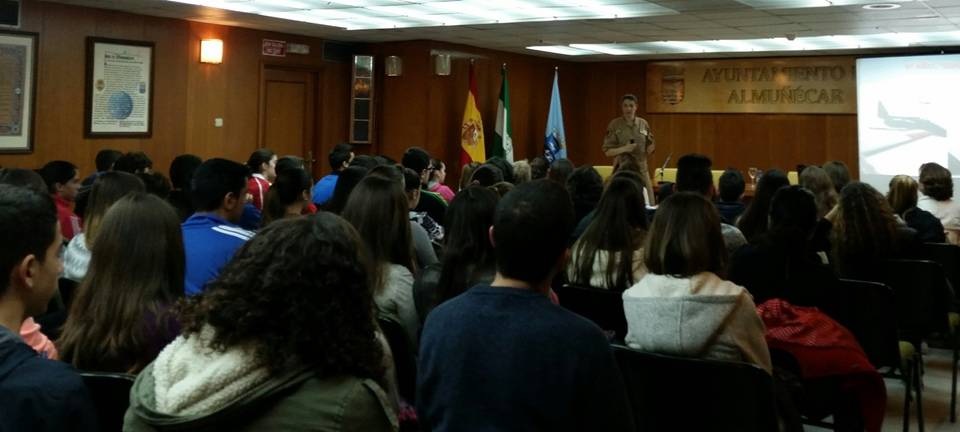 La teniente Ana Gallarín, del Ejército del Aire, da una charla a alumnos de secundaria de Almuñécar sobre “Profesión no masculinizada”