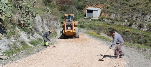 TRABAJOS DE EXTENDIO DE ZAHORRA CAMINO GUERRA POR ANTIGUO VERTEDERO 15
