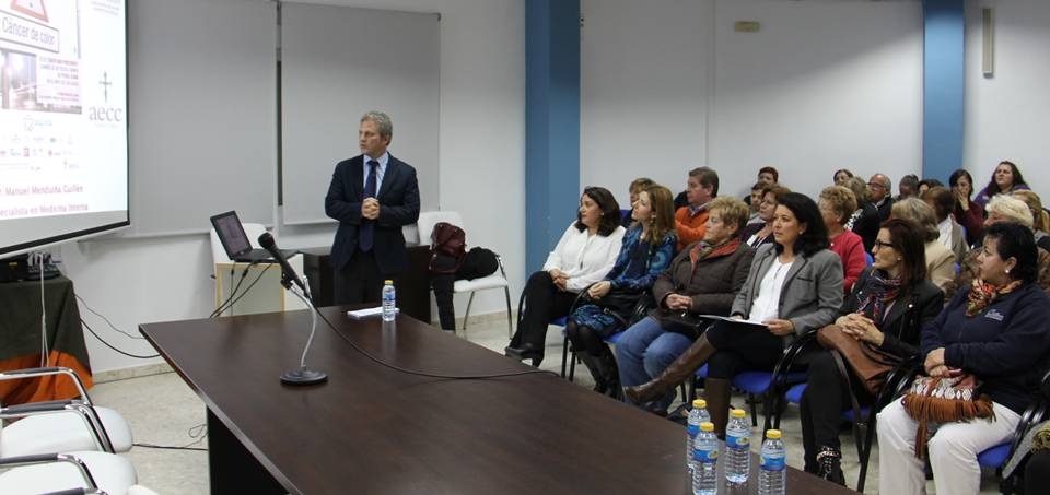 El doctor Manuel Menduiña Guillén habló del cáncer de Colon en el Centro de la Mujer de Almuñécar
