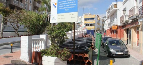 Acopio de tuberías en la calle Acera del Pilar en La Herradura ACOPIO TUBERIAS CALLE ACERA DEL PILAR 15 V 2