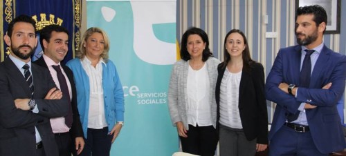 ALCALDESA Y CONCEJALA JUNTO A REPRESENTANTES DE CLECE TRAS LA FIRMA CONVENIO 15 2