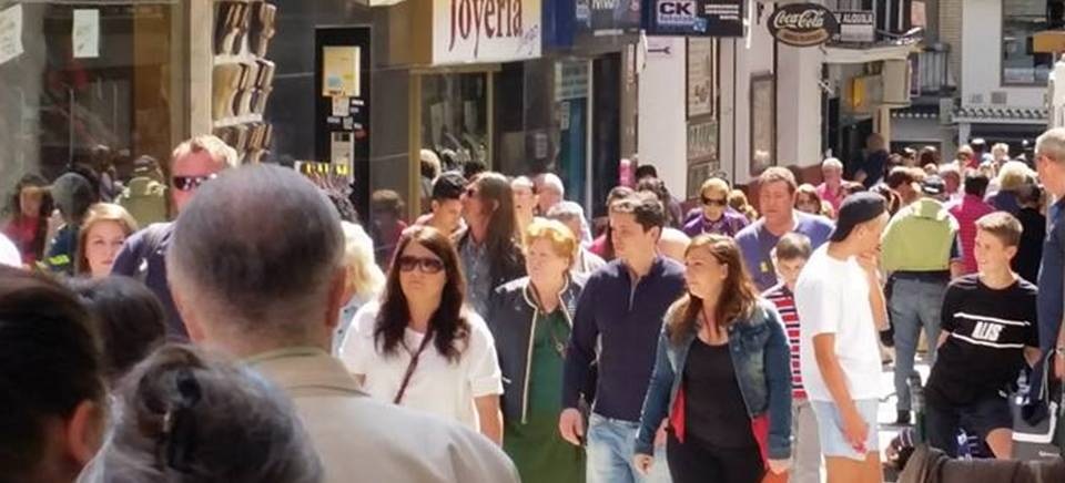 AMBIENTE VECINOS Y VISITANTES CALLE REAL  ALMUÑECAR 15 2