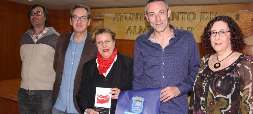 CONCEJAL DE CULTURA ENTREGA PREMIO POESIA CIUDAD ALMUÑECAR  2015 2
