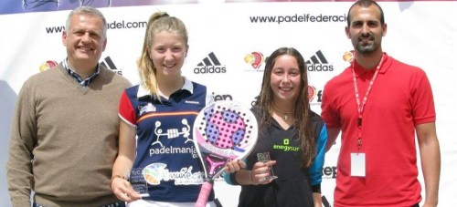 Cristina Torrecillas, sujetando una raqueta de pádel, muestra su trofeo