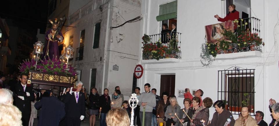 Un Vía Crucis por el casco antiguo abrió los desfiles procesionales en La Herradura